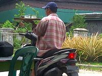 Gokil, Mengantar Mie Instan dan Kopi Pakai Motor