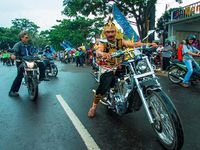 Gatotkaca Naik Motor