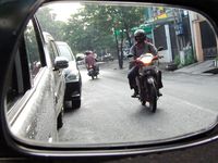 Agar Terlihat Pengguna Mobil, Jangan Lupa Nyalakan Lampu Motor
