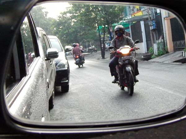 Agar Terlihat Pengguna Mobil, Jangan Lupa Nyalakan Lampu Motor