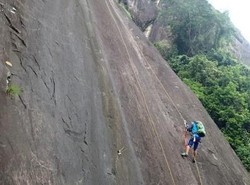 Serunya Portaledge, Tidur dan Gelantungan di Sisi Tebing