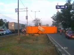 Kontainer Terguling, Daan Mogot Macet Total