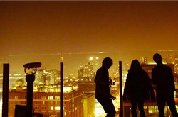 Bersantai Menikmati New York dari Le Bain Rooftop Bar