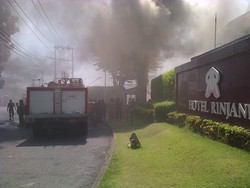 Terbakar Akibat Genset, Ini Foto-foto Hotel Rinjani yang Dikepung Asap