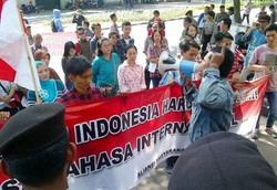 Puluhan Orang Demo KPU Minta Debat Capres Berbahasa Inggris