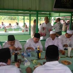 Bersama Warga, JK Nikmati Soto Banjar di Tepi Sungai Martapura