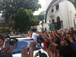 Prabowo Salat Jumat di Masjid Cut Meutia, Masyarakat Rebutan Salaman