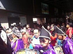 Kesenian Gendang Tambur Siap Sambut Prabowo di Pasar Tanah Abang