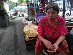 Bu Sutinah Penjual Pecel Buta Huruf, Hanya Kenal Jokowi