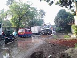 Kondisi Jalan Parung Sampai Serpong Rusak Berat