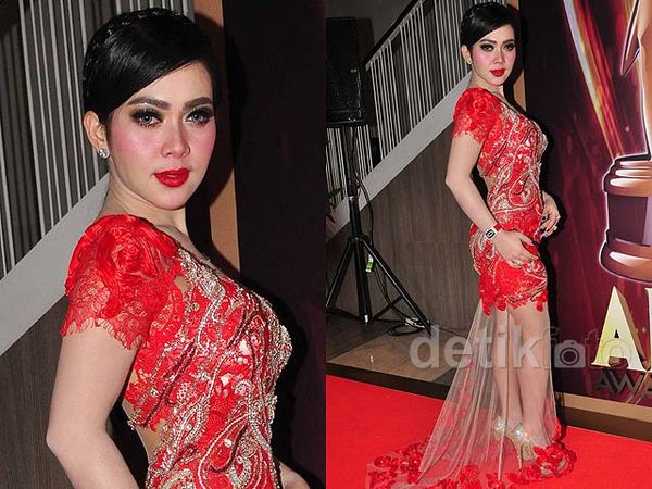 Gaun Merah Menerawang Syahrini
