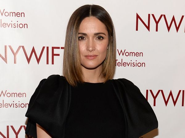 Rose Byrne Klasik dengan Dress Hitam