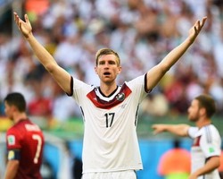 Mertesacker di Ambang Caps ke-100