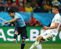 Dua Gol Suarez Antarkan Uruguay Kalahkan Inggris