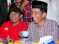 Jokowi Seruput Teh Poci di Tegal