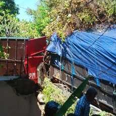 Dua Truk Tabrakan Karambol di Banyuwangi, Seorang Pelajar Tewas