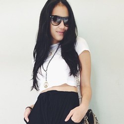 Gaya Simpel Tapi Stylish Pevita Pearce di Bandara