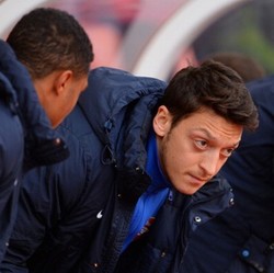 Mourinho: Oezil Sensitif, Butuh Dukungan