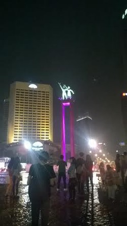 Cantiknya Patung Selamat Datang yang Bermandikan Cahaya di JakNight