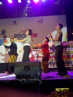 Asyik Nyanyi dan Berjoget, Polisi Hebohkan JakNight Festival 2014