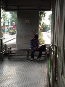 Entah Siapa Pelakunya, Kaca di Halte TransJ Buncit Indah Pecah Dilempar Batu