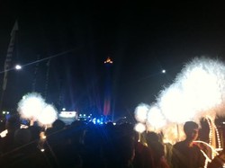 Warga Jakarta Nikmati Monas yang Bertransformasi Jadi Kota Terang