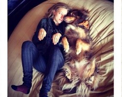 So Cute! Selebriti Pamer Foto Bersama Anjing Kesayangan di Instagram