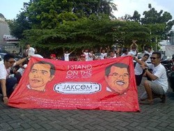 Terinspirasi Jokowi, Belasan Pemuda Ini Lakukan Flashmob Blusukan