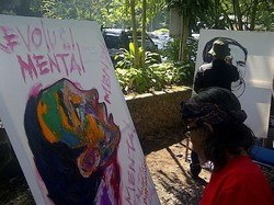 53 Pelukis Bandung Beri Hadiah Lukisan Revolusi Mental di Ultah Jokowi