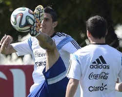 Kondisi Lapangan Buruk, Argentina dan Iran Dilarang Berlatih