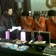 Tiga Pejudi Bola Piala Dunia Diamankan