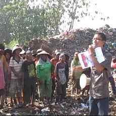 Sosialisasi Pemilu, KPUD Jember Kunjungi Pemulung