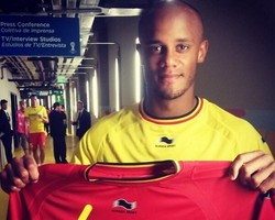 Kompany Lelang Jersey Miliknya untuk Amal