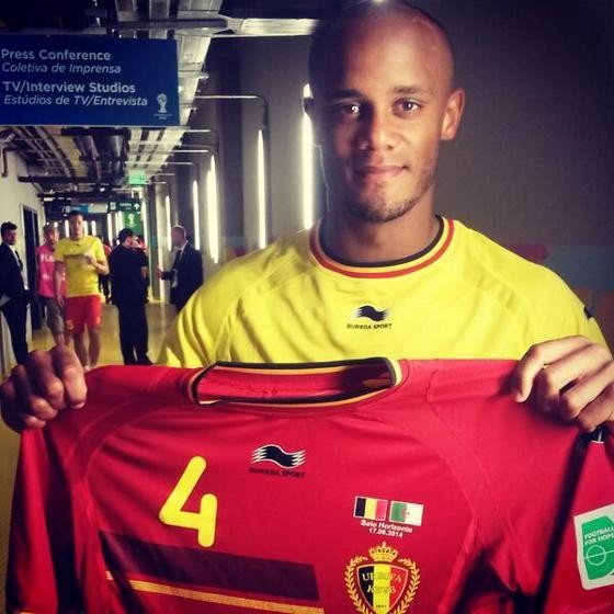 Kompany Lelang Jersey Miliknya untuk Amal