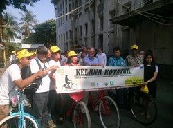 Bersepeda Onthel, Menparekraf Buka Festival Kota Tua Jakarta