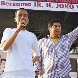 Sebelum Gerak Jalan, Jokowi Salami Pejabat Pemprov di Monas