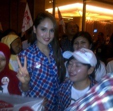 Pakai Kemeja Kotak-kotak, Cinta Laura Hadir di Debat Capres Dukung Jokowi