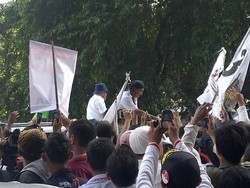 Dibopong, Prabowo dan Ical Tinggalkan GBK