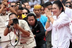 Ini Ekspresi Titiek Saat Diperkenalkan Oleh Prabowo dan Diteriaki Rujuk