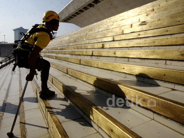 Penyandang Tunadaksa Panjat Monas