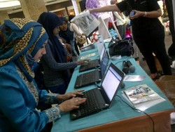 Belajar Make-up dan Tutorial Hijab di Booth Hijab Hunt 2014 Surabaya