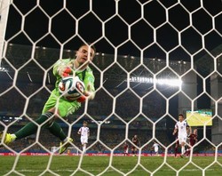 Usai Bikin Blunder, Akinfeev Dapat Dukungan