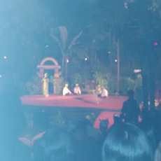 Sejuta Pesona Pertunjukan Seni di Atas Sungai Banyu Gulung