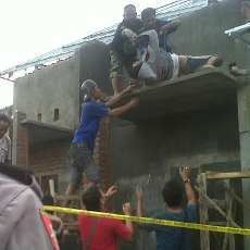 Kakak Beradik Kuli Bangunan Tewas Tersengat Listrik di Atap