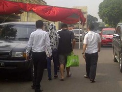 Diperiksa Kesehatan, 2 Tersangka Pembunuh Ade Sara Bergandengan Tangan