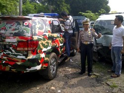 Mobil Loreng ala Tentara yang Pakai Rotator ini Disemprit Polisi
