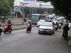 Buuum! Ban TransJ Meledak Kagetkan Warga di Warung Buncit