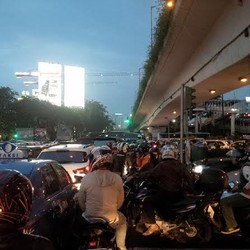 Lalu Lintas di Pancoran Tak Bergerak, Perang Klakson dan Umpatan Terdengar