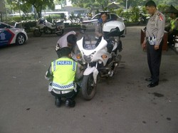 Tak Hanya Mobil, Motor yang Pakai Rotator ini pun Ditilang di Slipi