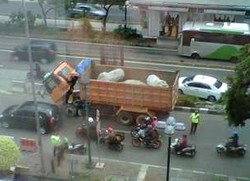 Truk Mogok di Depan Kedubes Australia, Kuningan Arah Mampang Tersendat